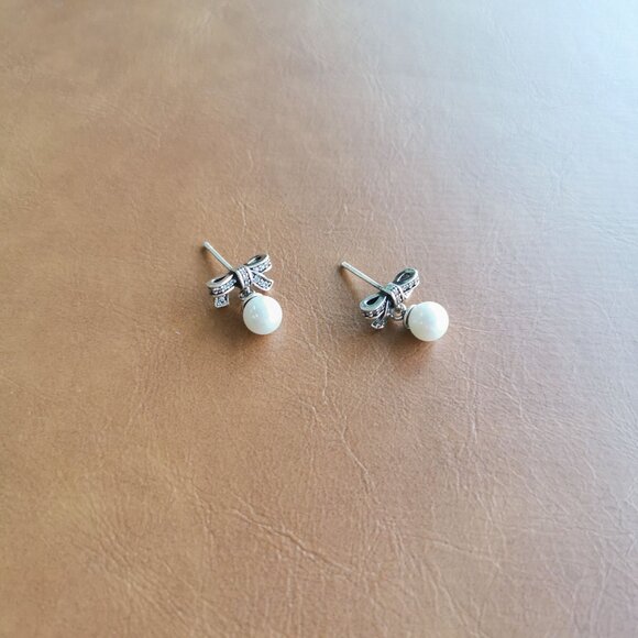 Pandora Sparkling Bow Silver Pearl Earrings Trendy - Picture 1 of 3